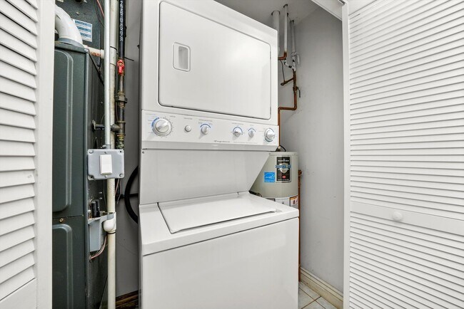 Building Photo - 6300 N Rockwell St