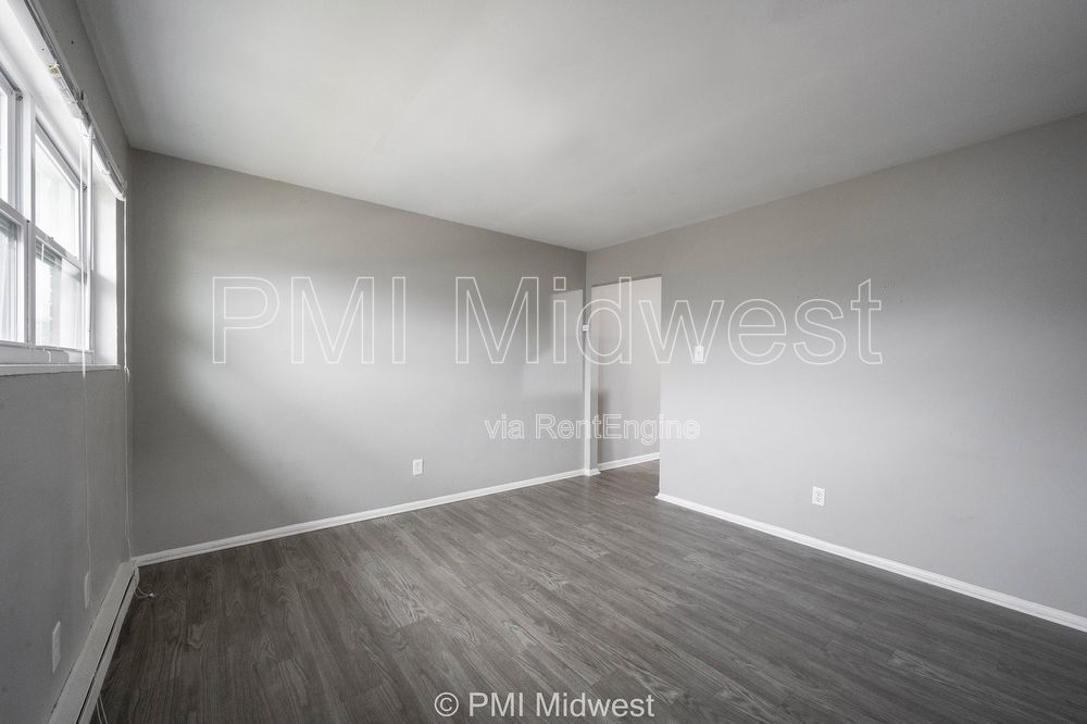 Building Photo - 823 Iowa St