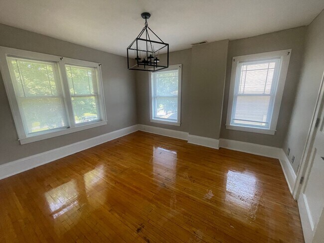 Building Photo - Immediate Move In or Nov 1st Beautiful 3 B...