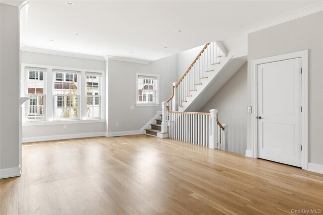 Building Photo - 902 Mill Creek S