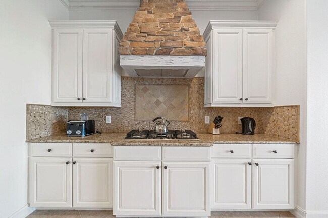 Building Photo - 815 Golden Bear Dr