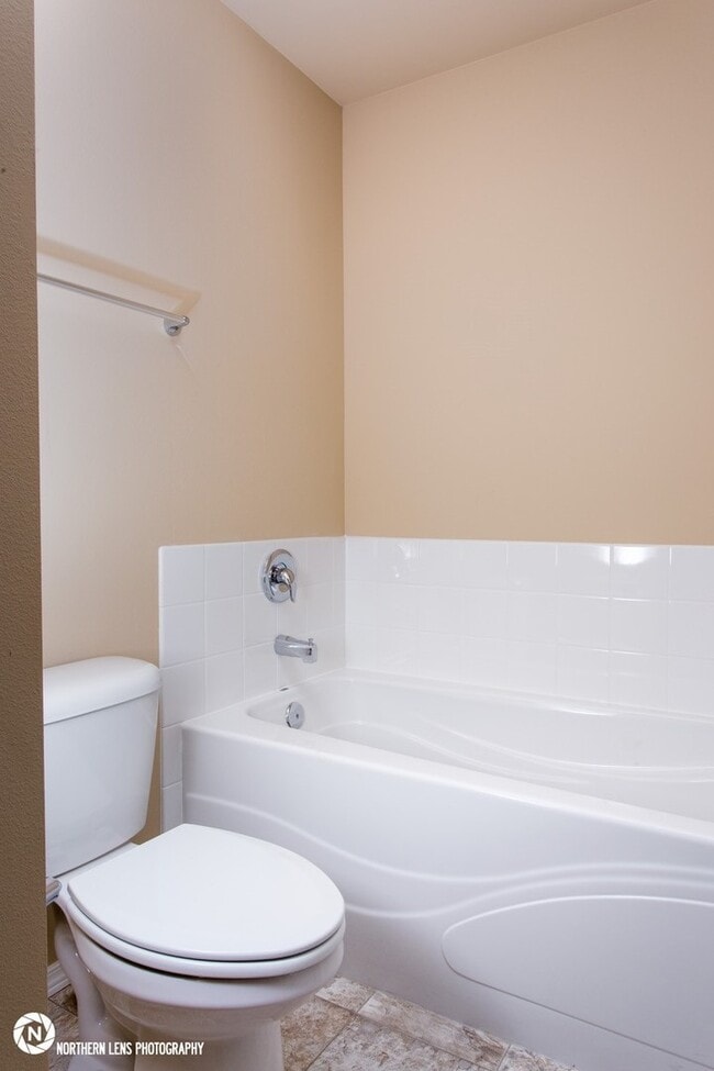 Building Photo - 3 Bedroom East Anchorage Townhouse!