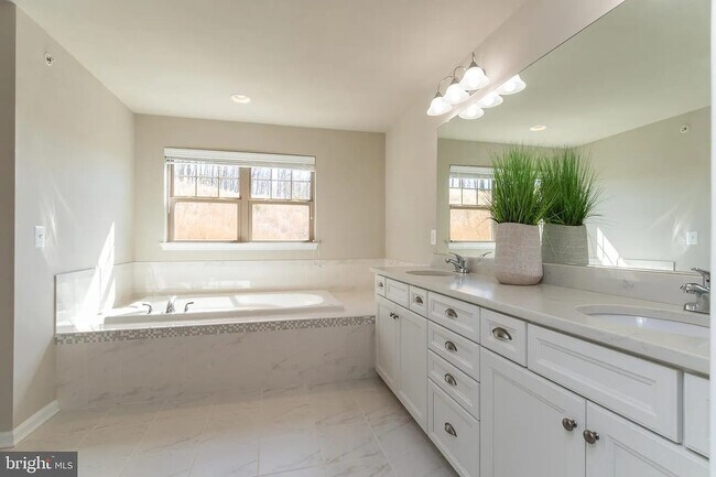 Building Photo - 17905 Woods View Dr
