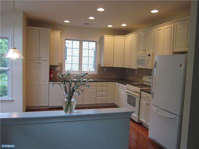 Building Photo - 11 Wedgewood Ct