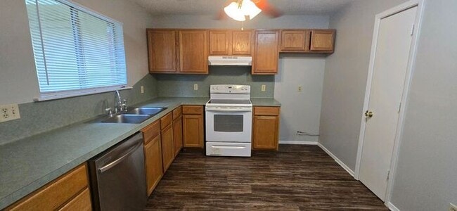 Building Photo - Available Now! 2 Bedroom 1.5 Bath Townhome...