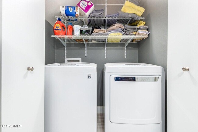 Building Photo - 1502 E Topeka Dr