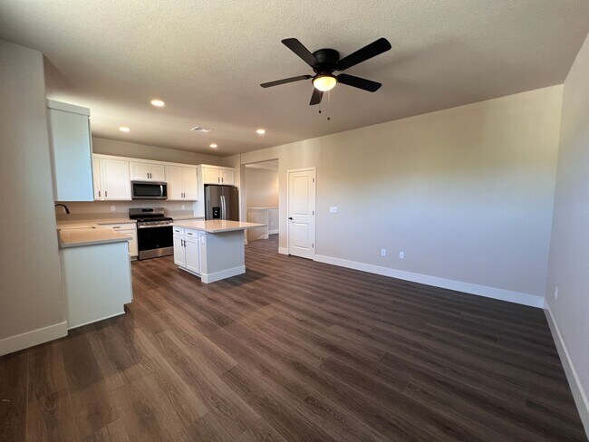 Building Photo - *NEW! 2/2.5/2Townhome in Gardnerville*