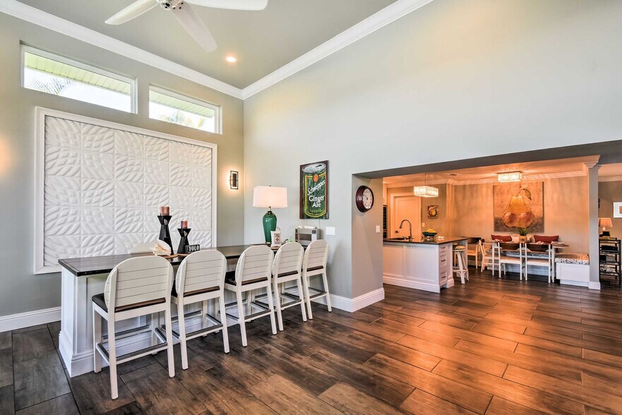 Building Photo - 2122 W Vina Del Mar Blvd