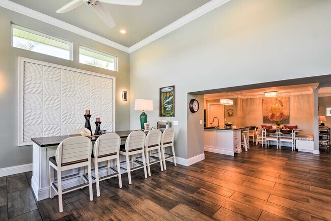 Building Photo - 2122 W Vina Del Mar Blvd