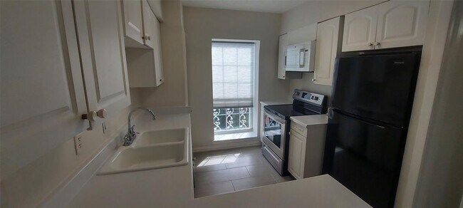 Building Photo - 9034 Rue Cambon St