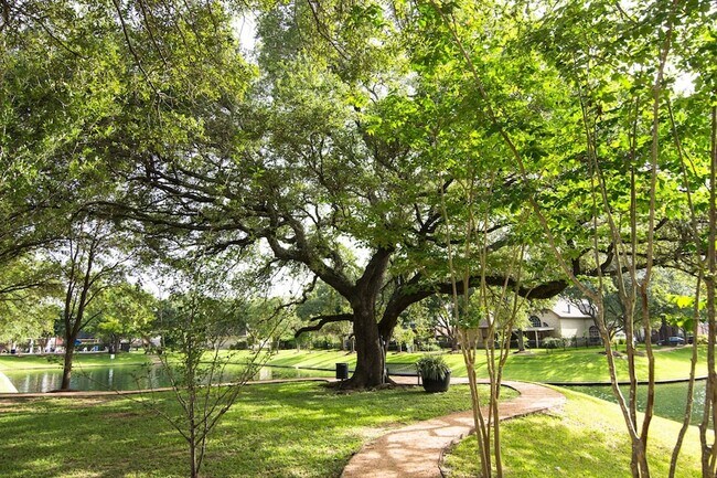 Building Photo - 1547 Lakeside Enclave Dr