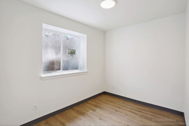 Building Photo - Spacious Townhome – Husky now leasing!