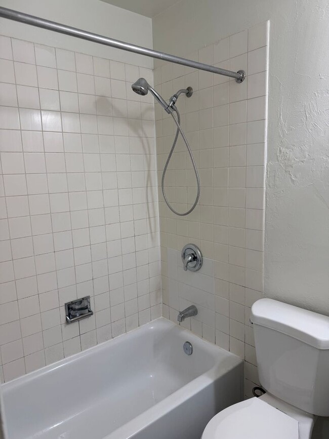 Building Photo - Updated 2 bedroom 1 bath duplex in Eugene!