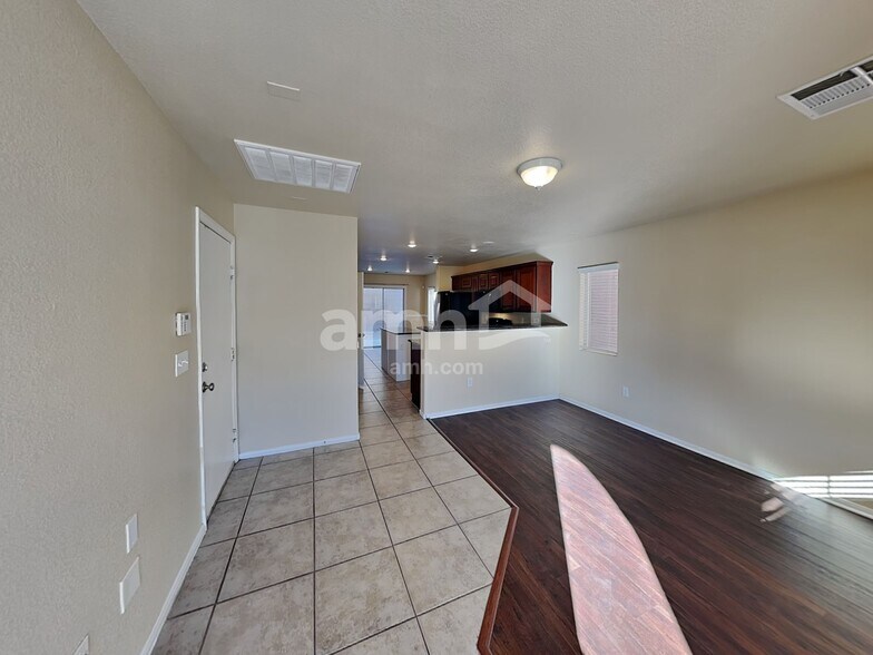 Building Photo - 10819 Hawthorne Berry St