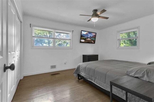 Building Photo - 610 Oriole Dr SE
