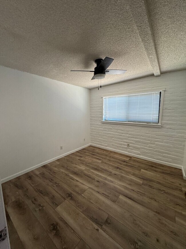 Building Photo - Charming 3 bedroom 2.bath with yard