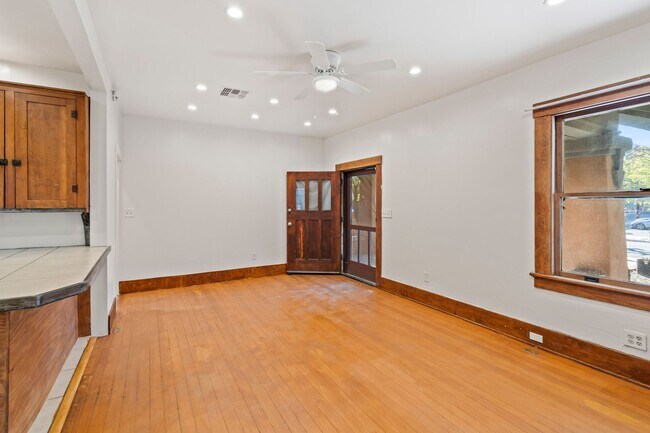 Building Photo - 1541 E Mabel St