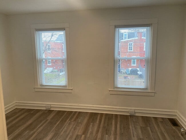 Building Photo - Cozy 2 Bedroom Home with Central Air!