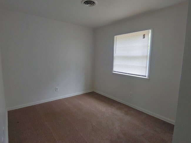 Building Photo - 3 BR 1.5 BA single family house