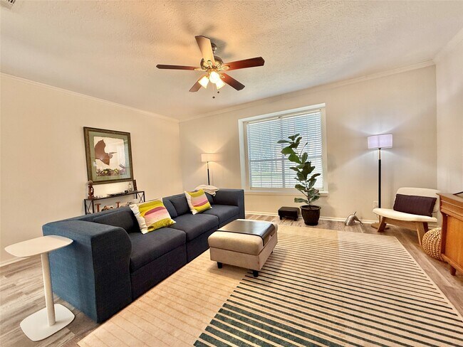 Building Photo - 2 Twin Feather Pl