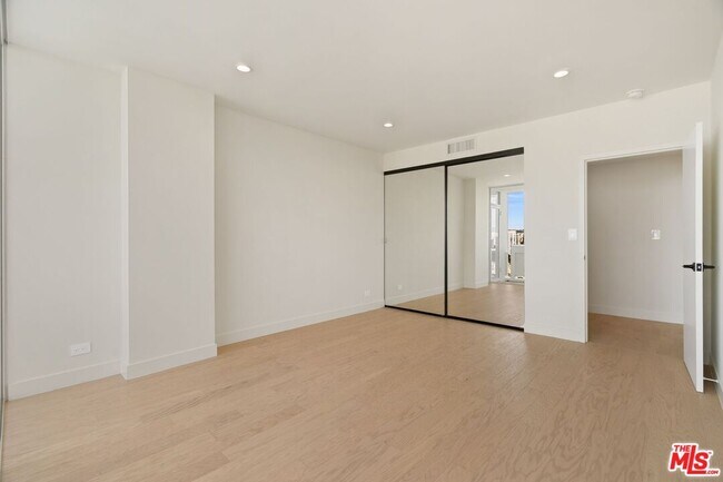 Building Photo - 2222 Ave of the Stars