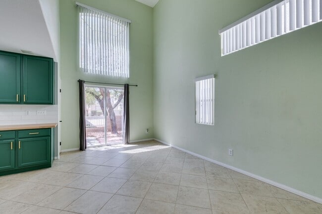 Building Photo - GORGEOUS OPEN FLOORPLAN*GATED COMMUNITY*COMMUNITY POOL AND SPA*