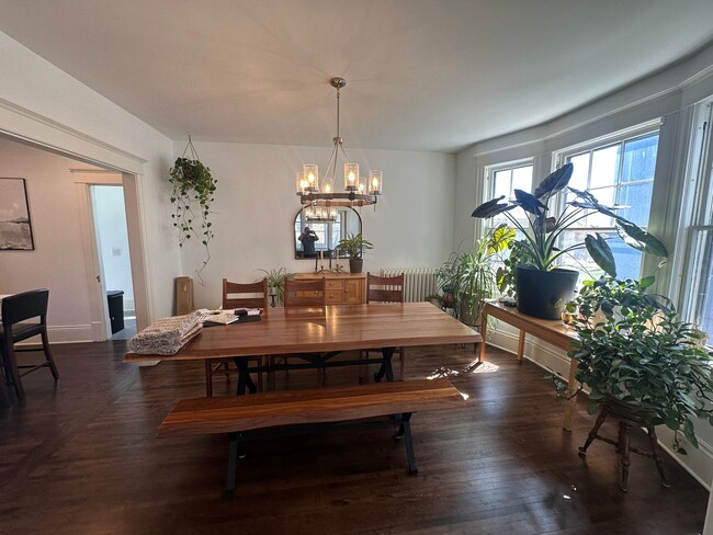 Building Photo - Spacious 3-Bedroom with Luxury Upgrades!!