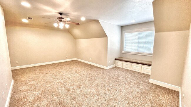 Building Photo - 1501 NE Greenbrier Ct
