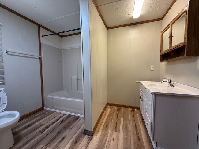 Building Photo - 2 Bedroom 1 Bath Mobile Home in Greeneville, TN