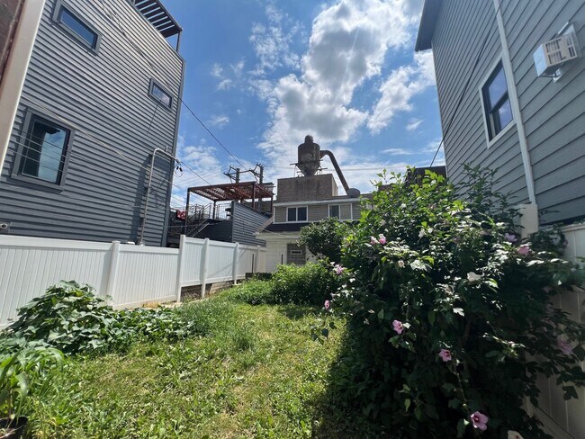 Building Photo - 2335 W Barry Ave