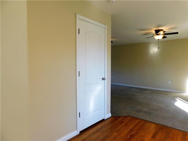 Building Photo - 6512 Oak Crest Dr