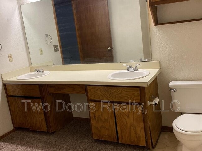 Building Photo - 2820 SE 55th St