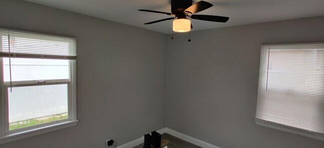 Building Photo - North Long Beach Private Back House