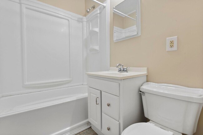 Building Photo - Northwoods Cutie!