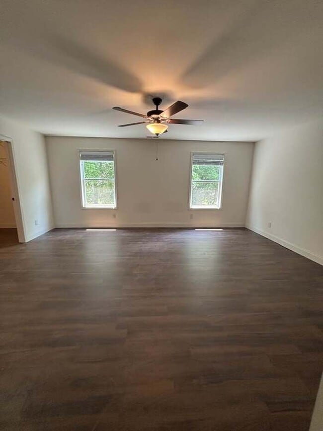 Building Photo - 4 bedroom in gated community w/fenced yard!