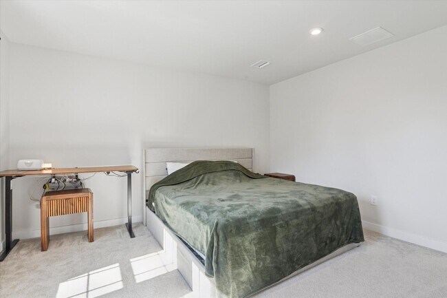 Building Photo - Beautifully Upgraded 4B/3.5B Home with Dec...