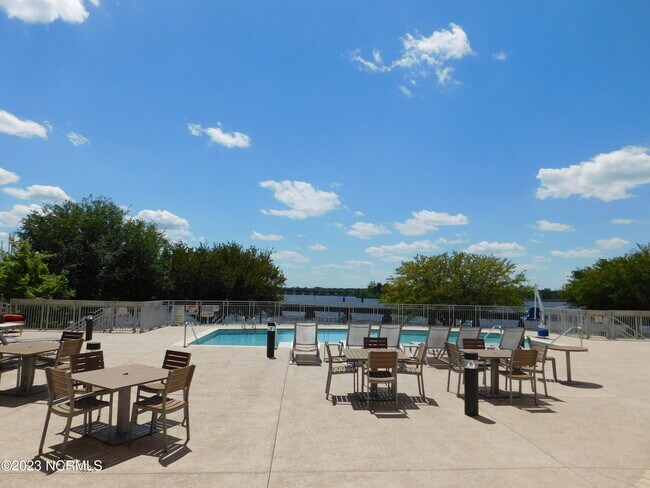 Building Photo - 421 Sky Sail Blvd
