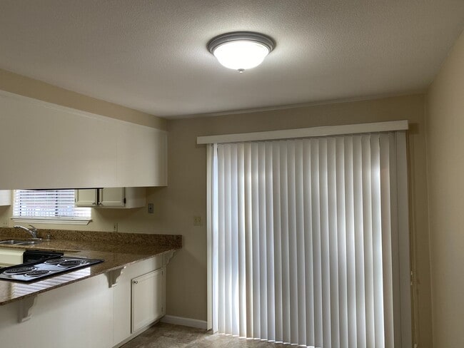 Building Photo - Adorable 3/2 on corner lot In Lake of the Pines