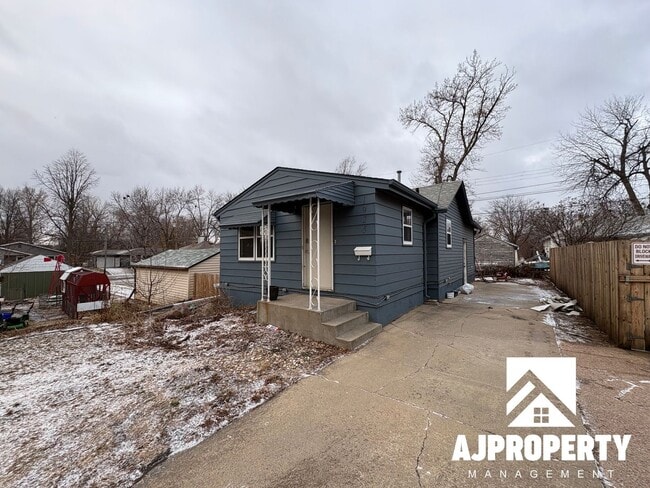 Building Photo - 1925 S Lake Ave