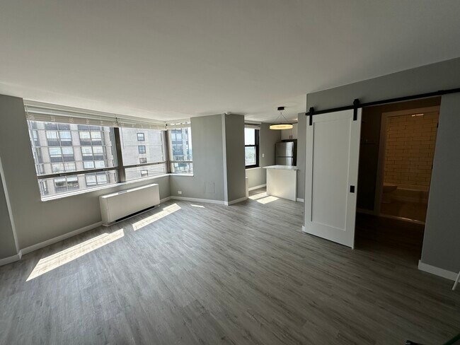 Building Photo - 5701 N Sheridan Rd