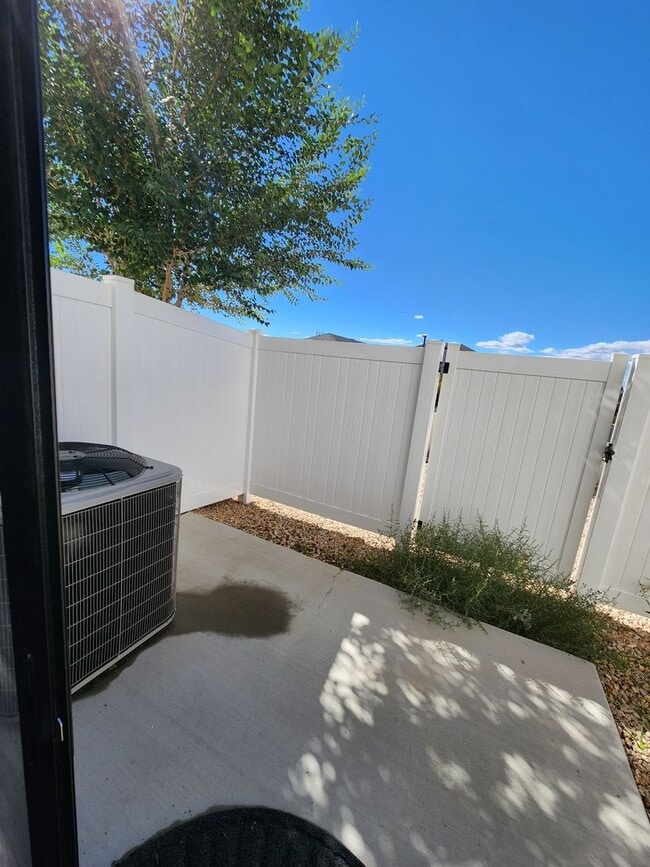 Building Photo - Modern 3-Bedroom Home with Balcony for Ren...