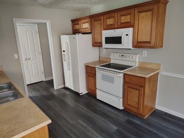 Building Photo - 85 Hollow Ct