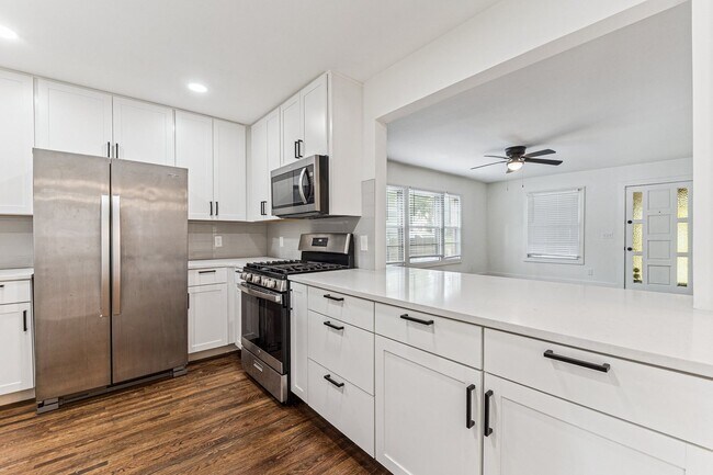 Building Photo - Midtown 3/2 with 2 Car Garage!