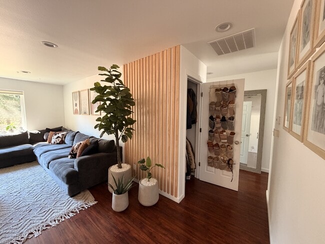 Building Photo - 323 Huppert Ln