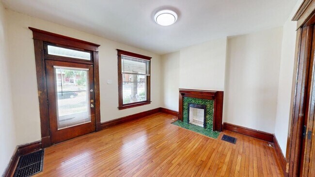Building Photo - 6 BEDROOMS + 3 BATHROOMS Available August ...