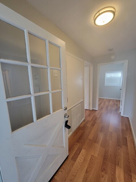 Building Photo - 707 Johnson Ln