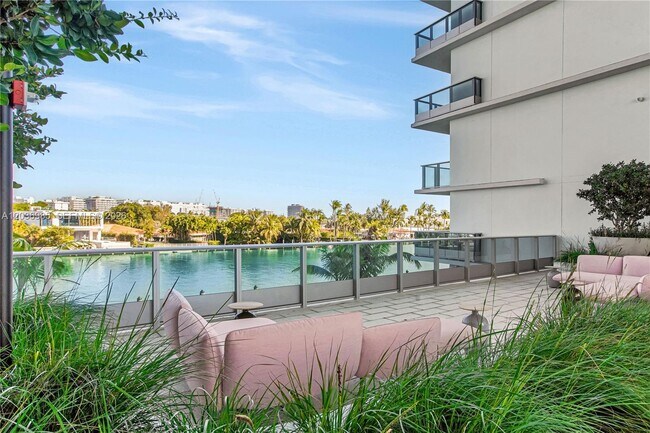 Building Photo - 9221 E Bay Harbor Dr