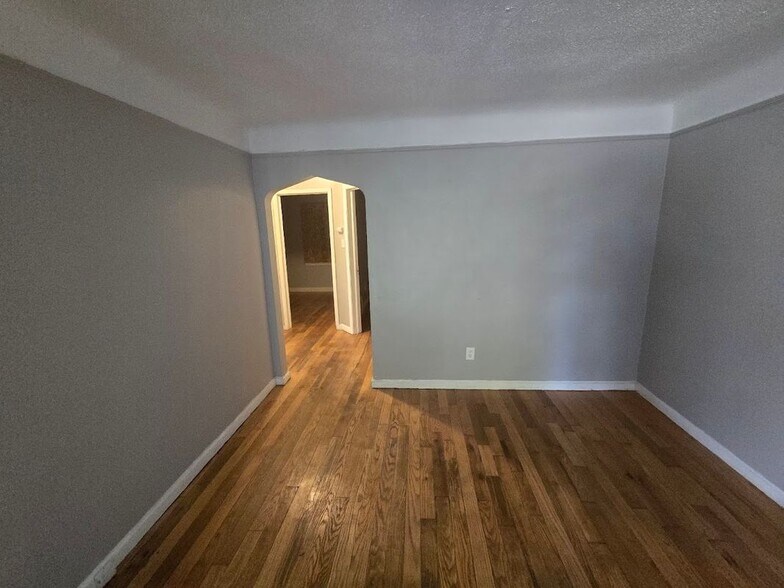 Building Photo - 10860 Duprey St