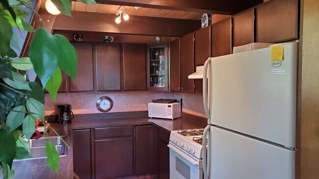 Building Photo - Spacious and Bright Cottage on Quiet Cul-d...