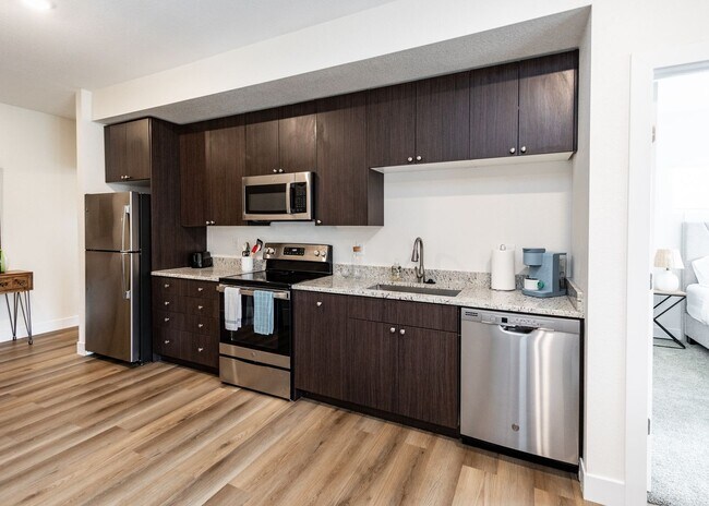 Building Photo - 1 bed, 1 bath Top Floor near Garden of the Gods
